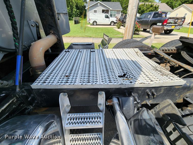 image for item MK9148 2013 Peterbilt 386  semi truck