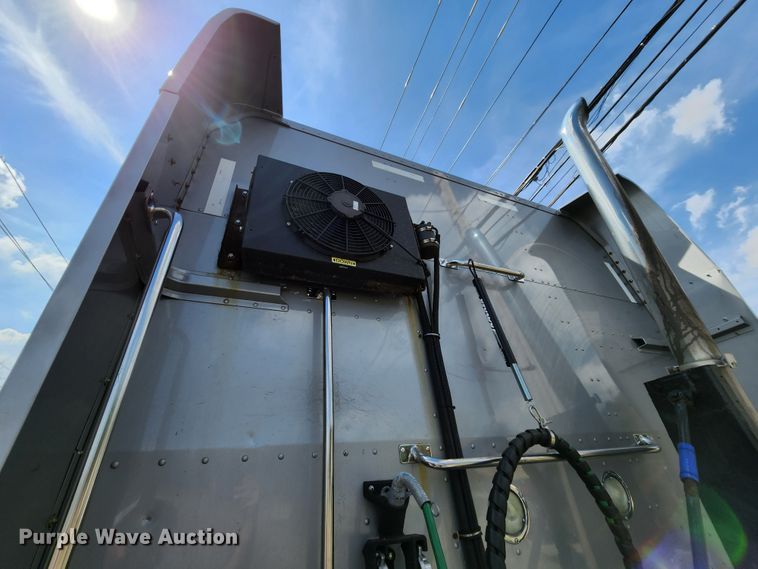 image for item MK9148 2013 Peterbilt 386  semi truck