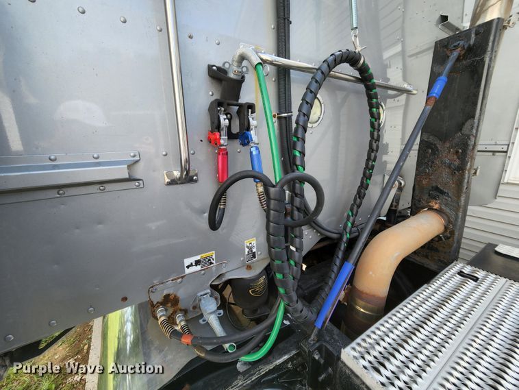 image for item MK9148 2013 Peterbilt 386  semi truck