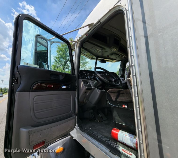 image for item MK9148 2013 Peterbilt 386  semi truck