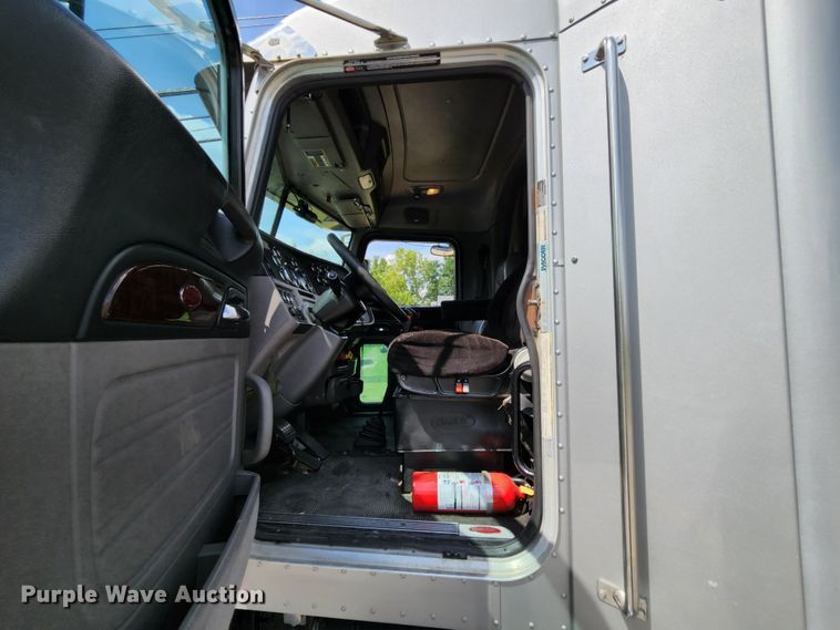 image for item MK9148 2013 Peterbilt 386  semi truck