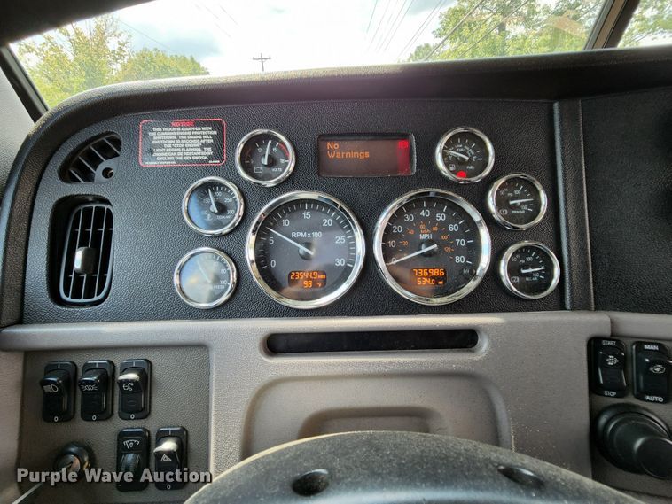 image for item MK9148 2013 Peterbilt 386  semi truck