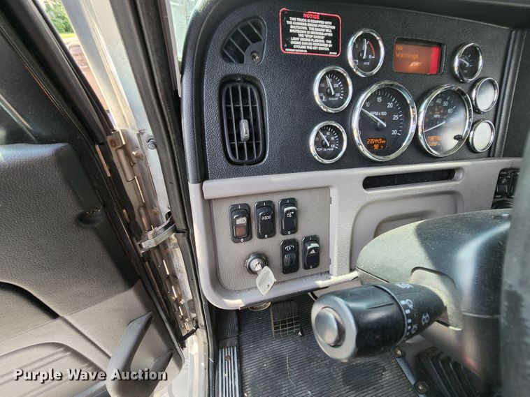 image for item MK9148 2013 Peterbilt 386  semi truck