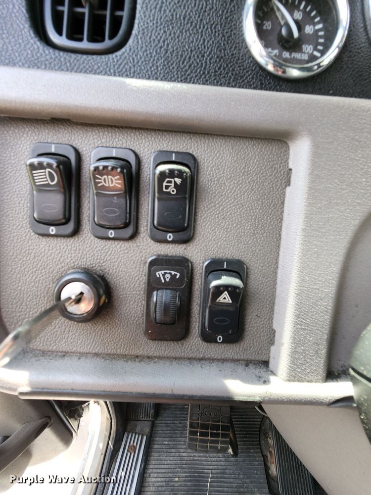 image for item MK9148 2013 Peterbilt 386  semi truck