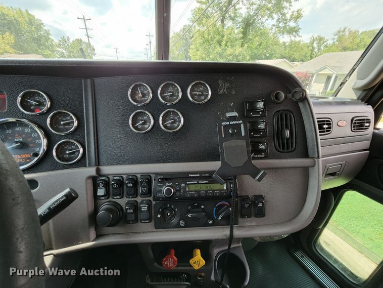 image for item MK9148 2013 Peterbilt 386  semi truck