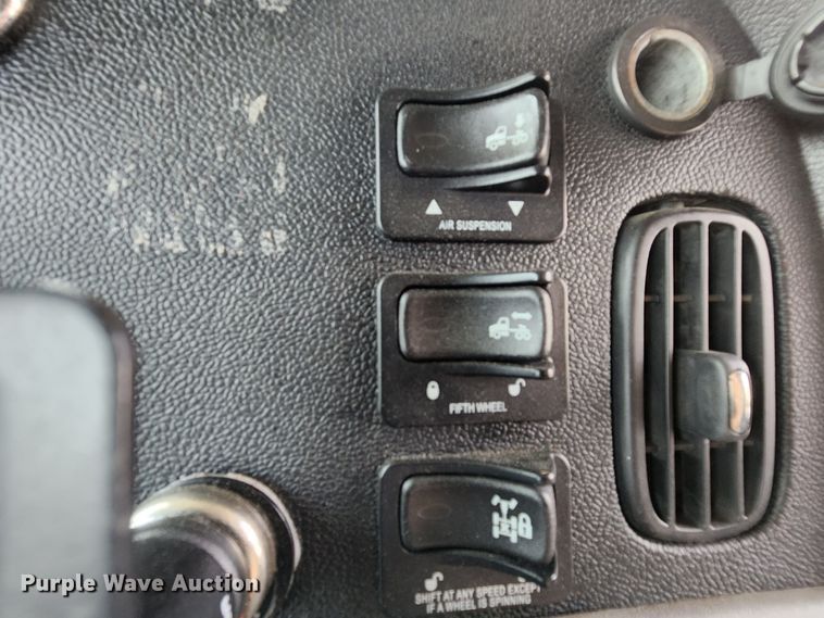 image for item MK9148 2013 Peterbilt 386  semi truck