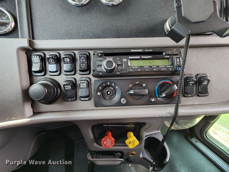 image for item MK9148 2013 Peterbilt 386  semi truck