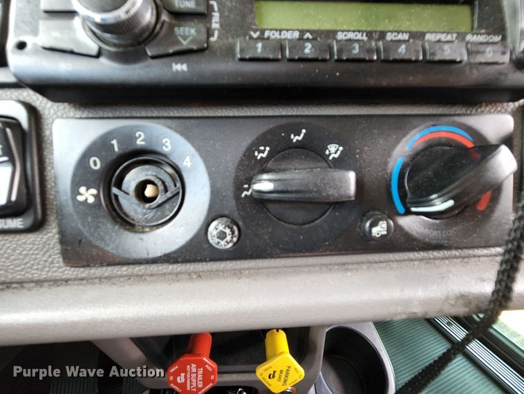 image for item MK9148 2013 Peterbilt 386  semi truck