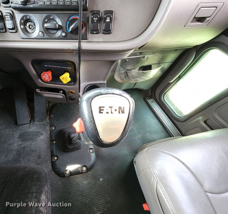 image for item MK9148 2013 Peterbilt 386  semi truck