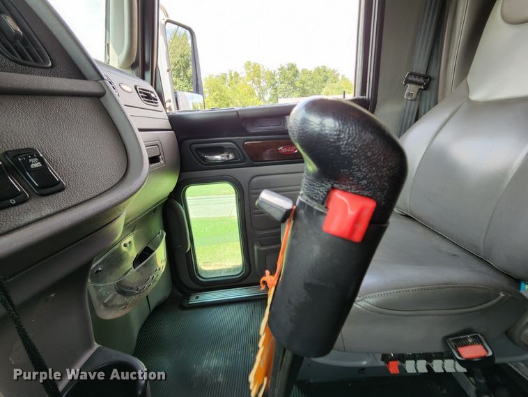 image for item MK9148 2013 Peterbilt 386  semi truck