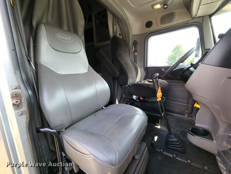 image for item MK9148 2013 Peterbilt 386  semi truck