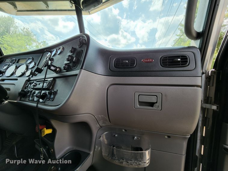 image for item MK9148 2013 Peterbilt 386  semi truck