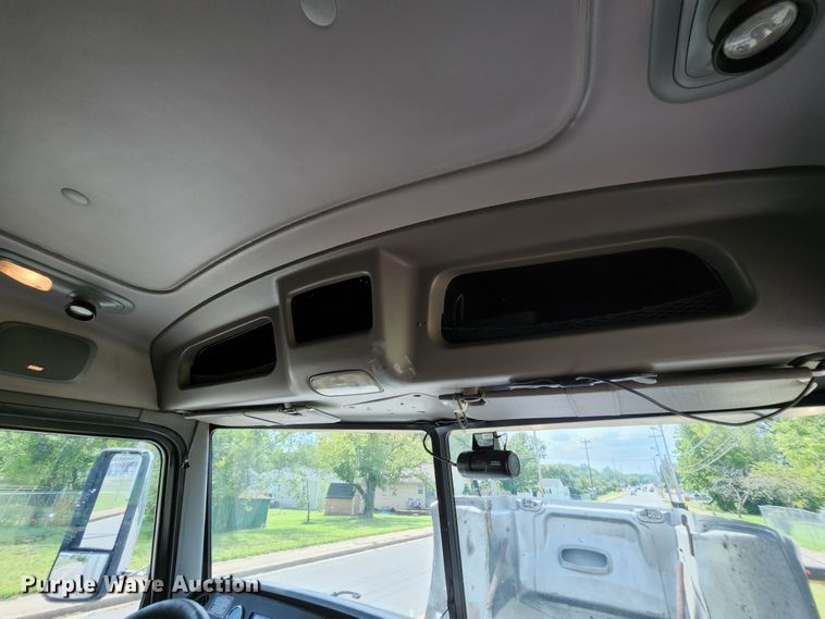 image for item MK9148 2013 Peterbilt 386  semi truck