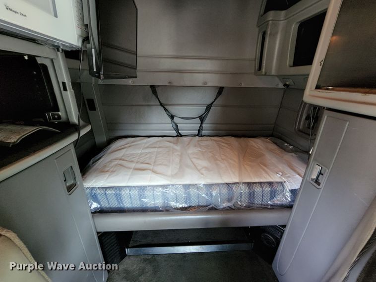 image for item MK9148 2013 Peterbilt 386  semi truck