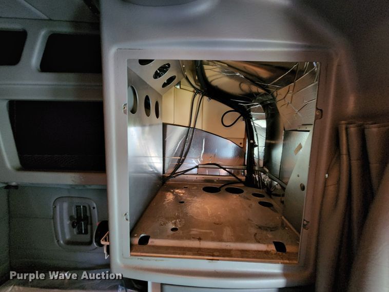 image for item MK9148 2013 Peterbilt 386  semi truck