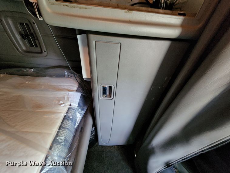 image for item MK9148 2013 Peterbilt 386  semi truck