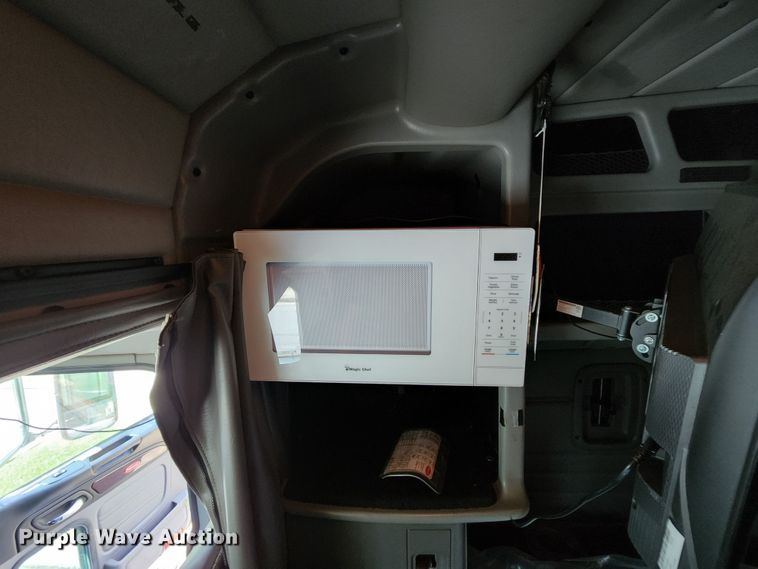 image for item MK9148 2013 Peterbilt 386  semi truck