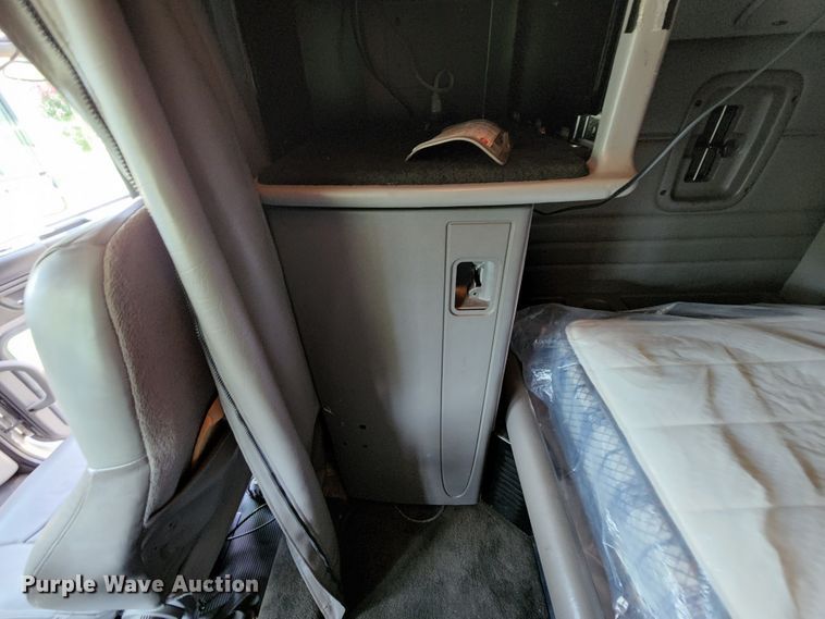 image for item MK9148 2013 Peterbilt 386  semi truck