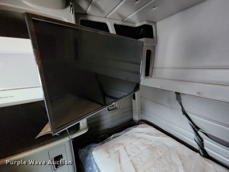 image for item MK9148 2013 Peterbilt 386  semi truck