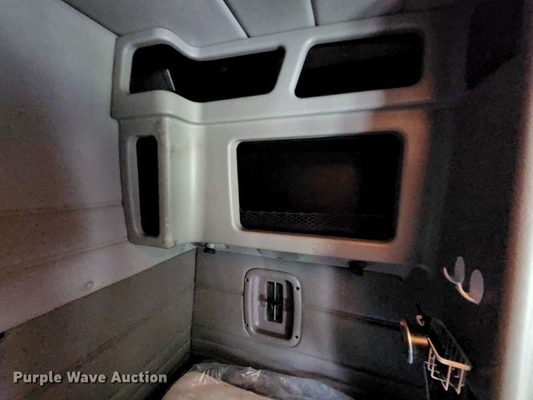 image for item MK9148 2013 Peterbilt 386  semi truck