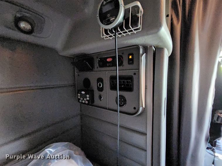 image for item MK9148 2013 Peterbilt 386  semi truck