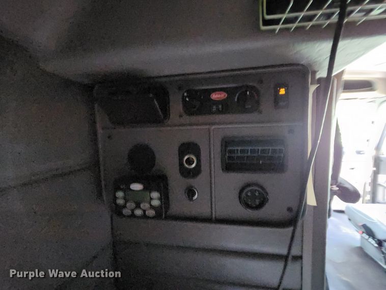 image for item MK9148 2013 Peterbilt 386  semi truck