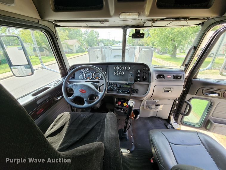 image for item MK9148 2013 Peterbilt 386  semi truck