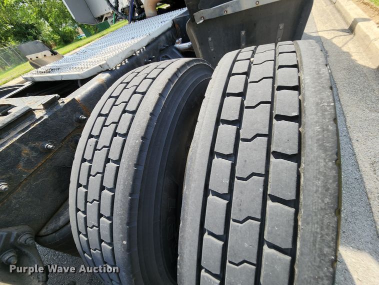 image for item MK9148 2013 Peterbilt 386  semi truck