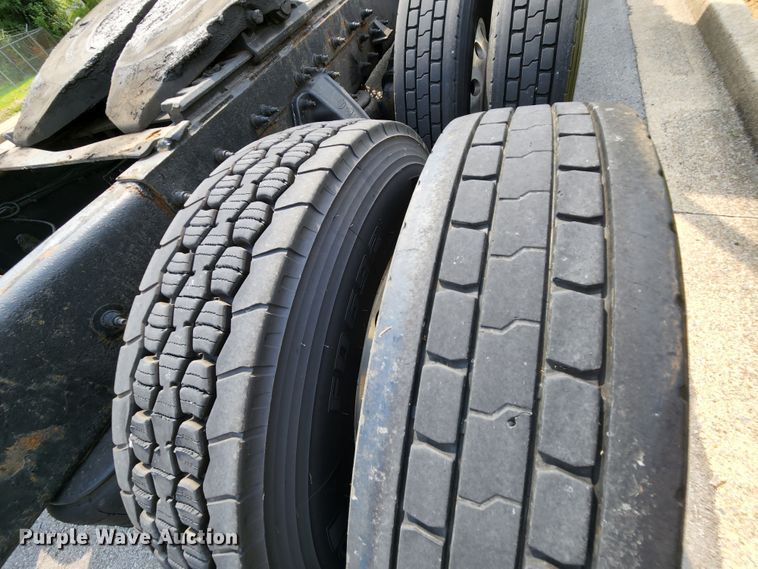 image for item MK9148 2013 Peterbilt 386  semi truck