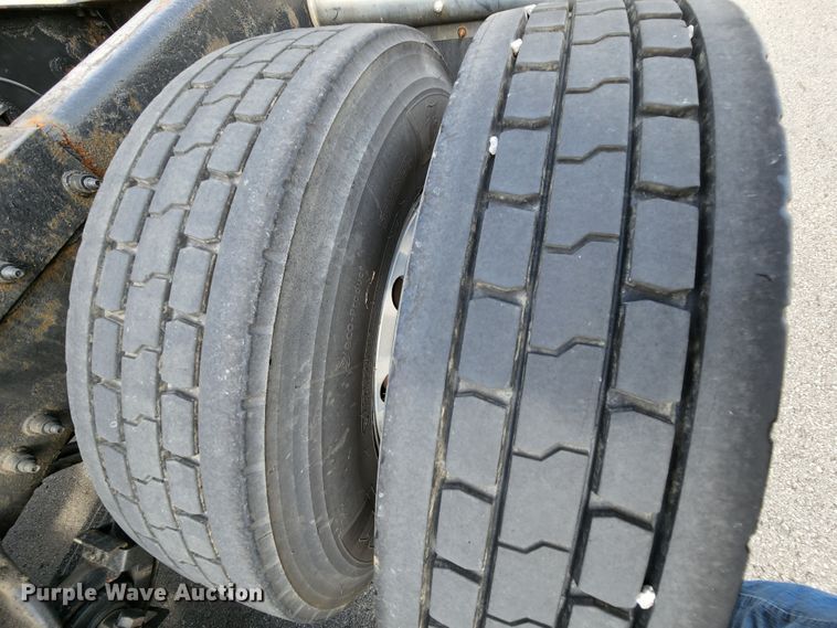 image for item MK9148 2013 Peterbilt 386  semi truck