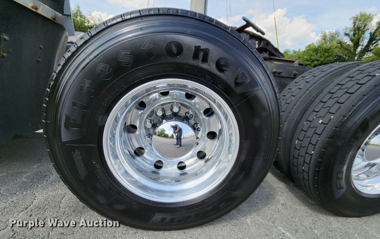 image for item MK9148 2013 Peterbilt 386  semi truck