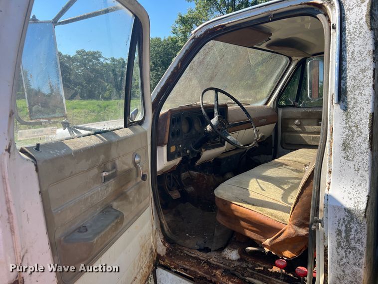 image for item MR9795 1975 Chevrolet C60  dump flatbed truck