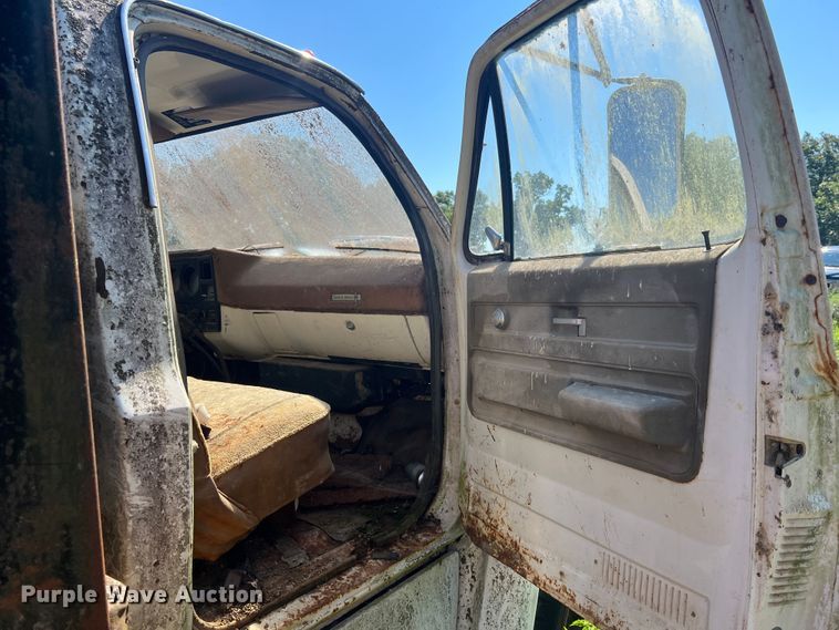 image for item MR9795 1975 Chevrolet C60  dump flatbed truck