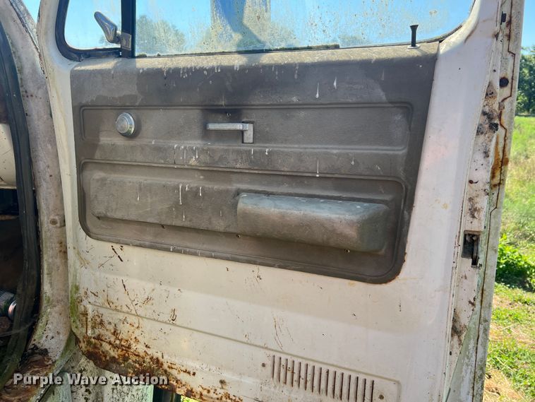 image for item MR9795 1975 Chevrolet C60  dump flatbed truck