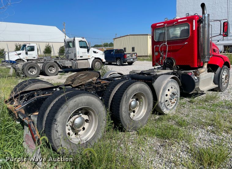 image for item MU9073 2011 Peterbilt 384  semi truck