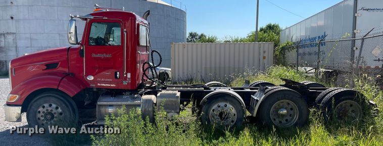 image for item MU9073 2011 Peterbilt 384  semi truck