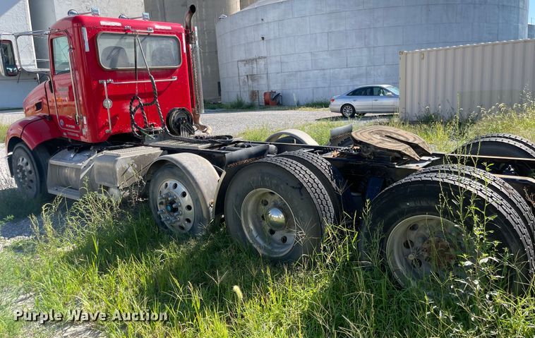 image for item MU9073 2011 Peterbilt 384  semi truck