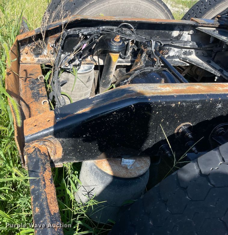 image for item MU9073 2011 Peterbilt 384  semi truck