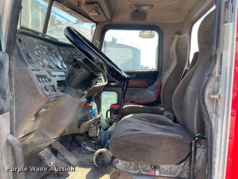 image for item MU9073 2011 Peterbilt 384  semi truck