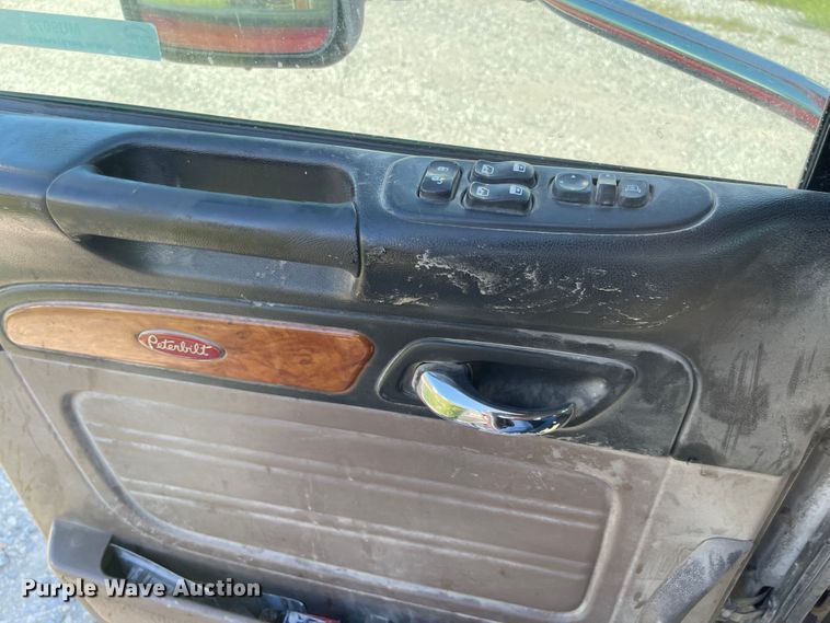 image for item MU9073 2011 Peterbilt 384  semi truck