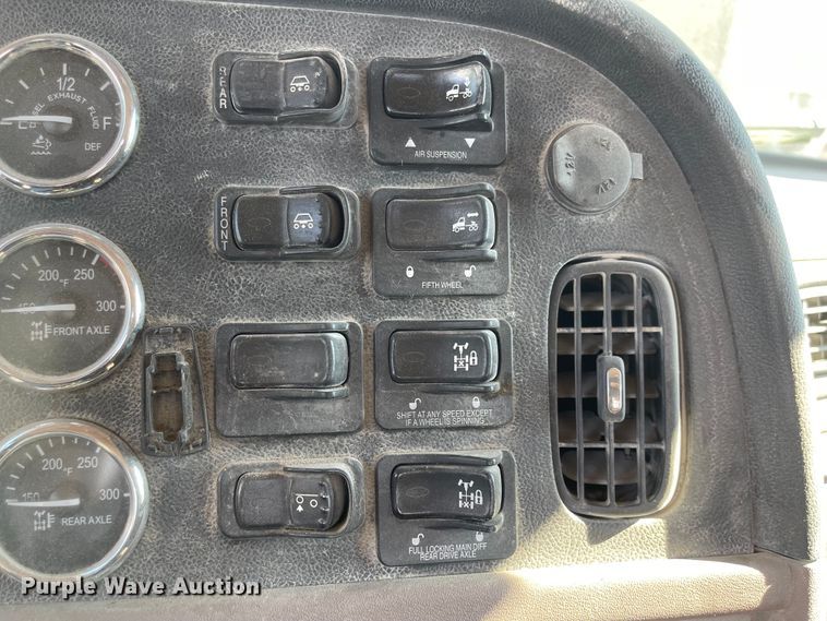 image for item MU9073 2011 Peterbilt 384  semi truck