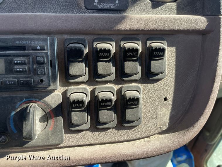 image for item MU9073 2011 Peterbilt 384  semi truck