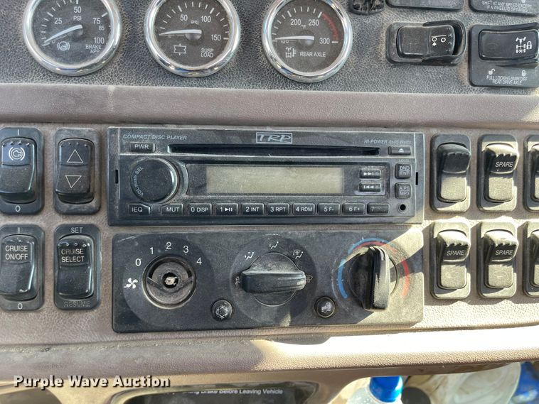 image for item MU9073 2011 Peterbilt 384  semi truck