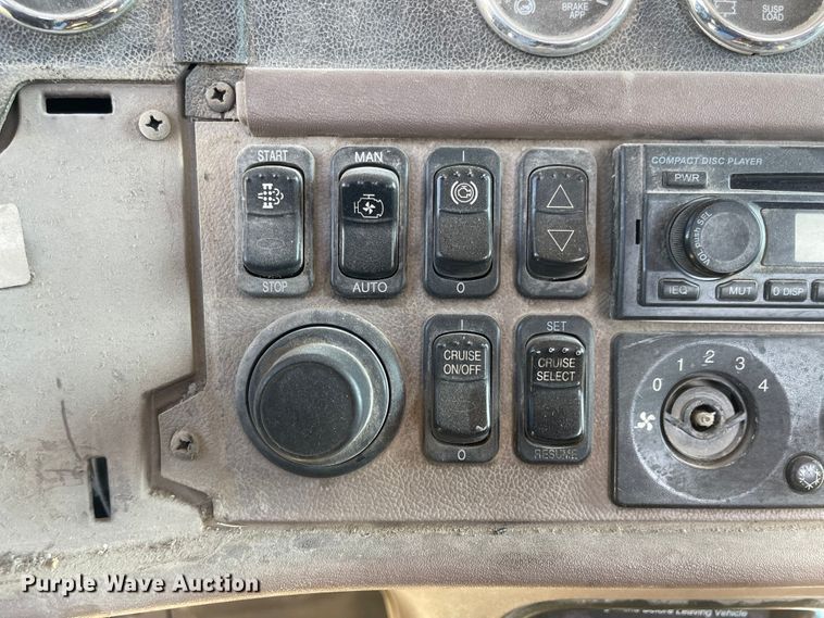 image for item MU9073 2011 Peterbilt 384  semi truck