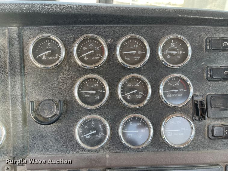 image for item MU9073 2011 Peterbilt 384  semi truck