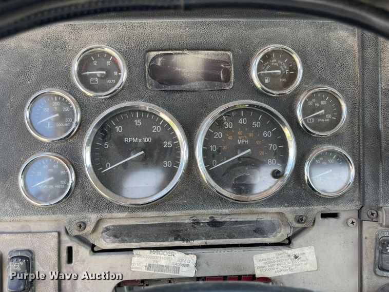 image for item MU9073 2011 Peterbilt 384  semi truck