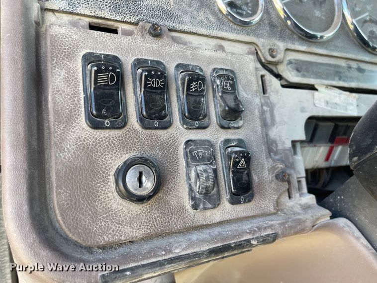 image for item MU9073 2011 Peterbilt 384  semi truck