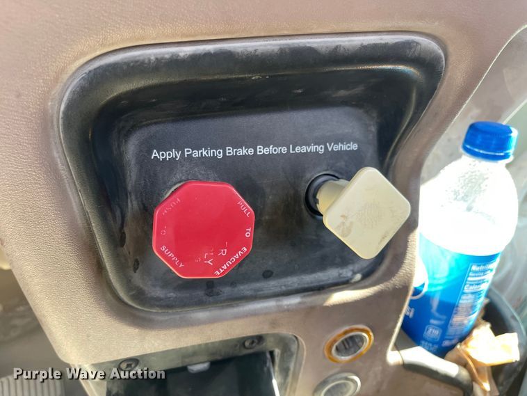 image for item MU9073 2011 Peterbilt 384  semi truck