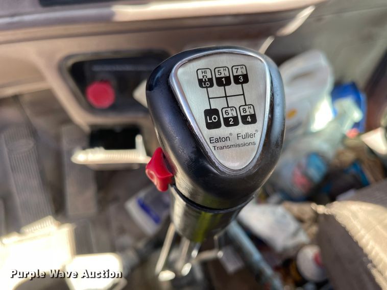 image for item MU9073 2011 Peterbilt 384  semi truck