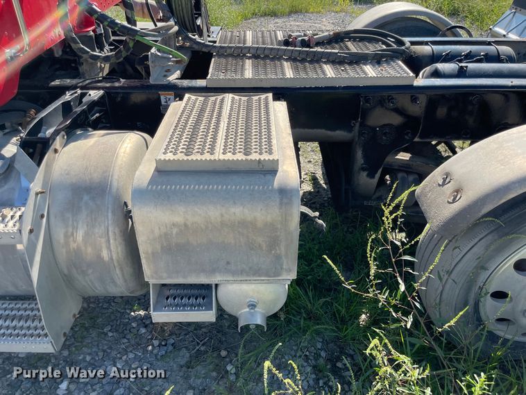 image for item MU9073 2011 Peterbilt 384  semi truck